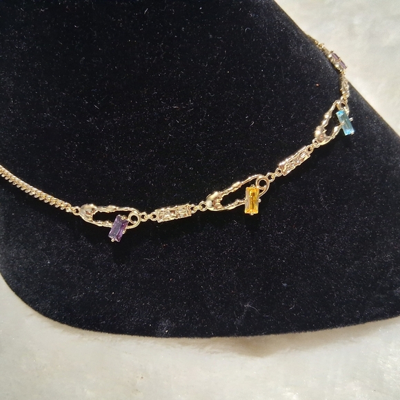 Xp Oro Laminado Elegant Yellow and Blue Necklace with Intricate Details - Picture 2 of 5